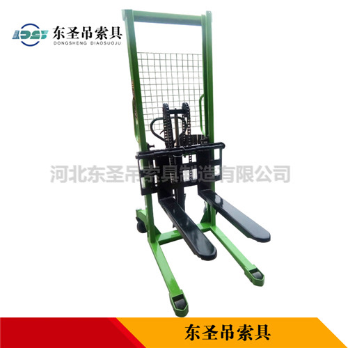 液壓手動叉車使用時側(cè)面展示--河北東圣吊索具制造有限公司--小型攪拌機|石材夾具|液壓堆高車|手動叉車 液壓手動叉車使用時側(cè)面展示--河北東圣吊索具制造有限公司--小型攪拌機|石材夾具|液壓堆高車|手動叉車