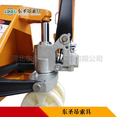 手動(dòng)升高叉車液壓缸整體部位細(xì)節(jié)展示--河北東圣吊索具制造有限公司--小型攪拌機(jī)|手動(dòng)叉車|液壓堆高車|手動(dòng)叉車 手動(dòng)升高叉車液壓缸整體部位細(xì)節(jié)展示--河北東圣吊索具制造有限公司--小型攪拌機(jī)|手動(dòng)叉車|液壓堆高車|手動(dòng)叉車