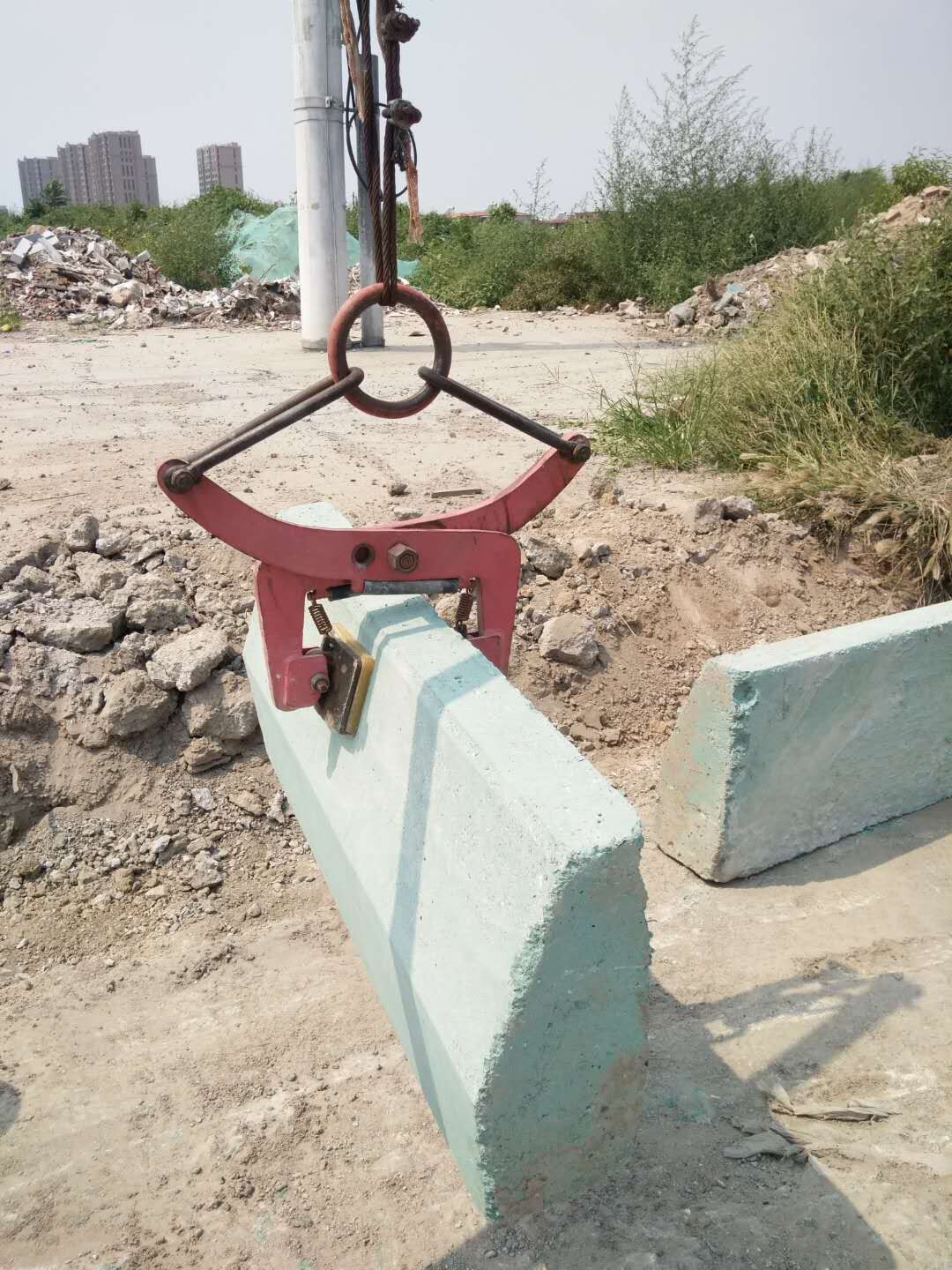 安裝搬運(yùn)路沿石工作現(xiàn)場--河北東圣吊索具制造有限公司--石材夾具|小型攪拌機(jī)|液壓堆高車|手動(dòng)叉車 安裝搬運(yùn)路沿石工作現(xiàn)場--河北東圣吊索具制造有限公司--石材夾具|小型攪拌機(jī)|液壓堆高車|手動(dòng)叉車