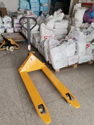 手動(dòng)地牛叉車搬運(yùn)吊裝帶原料作業(yè)現(xiàn)場(chǎng)--河北東圣吊索具制造有限公司--手動(dòng)叉車|液壓堆高車|石材夾具|小型攪拌機(jī) 手動(dòng)地牛叉車搬運(yùn)吊裝帶原料作業(yè)現(xiàn)場(chǎng)--河北東圣吊索具制造有限公司--手動(dòng)叉車|液壓堆高車|石材夾具|小型攪拌機(jī)